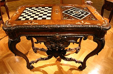 Bàn chơi trò chơi sơ khai (nước Đức, năm 1735) có cờ vua/cờ đam (trái) và cờ chín tướng morris (phải)