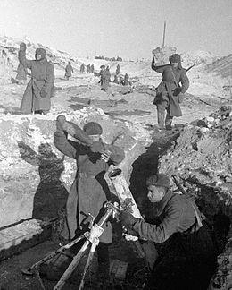 Мінометники 120-мм полкових мінометів батареї Бездетко ведуть вогонь по німецьких позиціях. Січень 1943