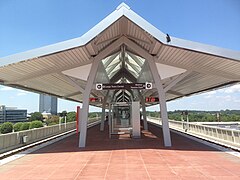 2014'te açılan Spring Hill istasyonu daha yeni tipik zemin istasyonu tasarımına sahiptir.