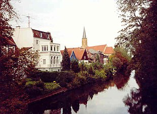 Zicht op de schilderachtige oude stad en de Eems