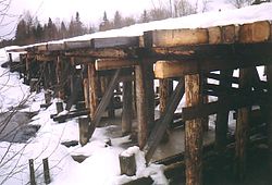 Железнодорожный мост через Двиницу в верхнем течении, возле станции Семигородняя