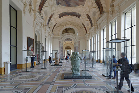 El uso de hormigón armado y sus grandes ventanas y tragaluces dan al interior del Petit Palais abundante luz y espacio.