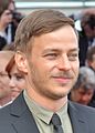 Tom Wlaschiha interpreta Sebastian Berger