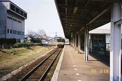 Jo suljettu Wajiman rautatieasema vuonna 2001