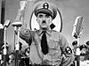 Chaplin w roli tytułowej w filmie „Dyktator”