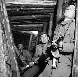 Финские солдаты в одном из укрытий на VT-линии, июнь 1944 года.
