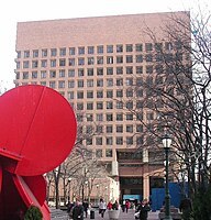 La sculpture 5 in 1 (en) (plop art (en)) de Tony Rosenthal (en) devant le 1 Police Plaza