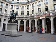 フランス・パリ9区・エドワード7世広場（フランス語版）にあるエドワード7世像（2011年撮影）。「9区 (パリ)#映画館・劇場」も参照。