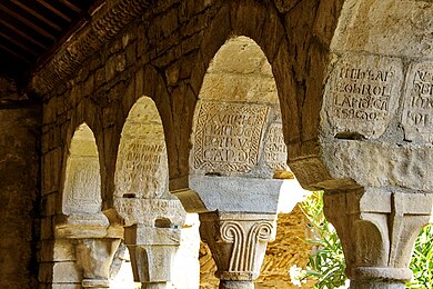 Necrologi en les arcuacions del claustre. Sant Vicent de Roda d'Isàvena (Ribagorça)