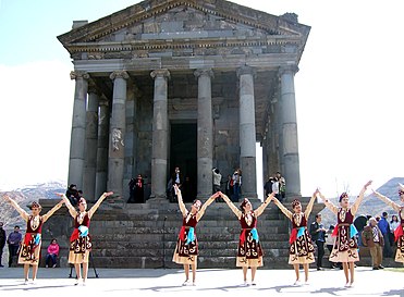 亞美尼亞民間舞者慶祝新年的舞蹈