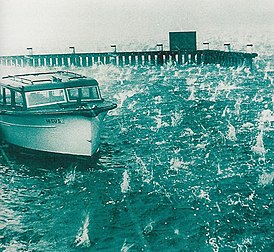 Лодка у берегов Роуз-Бей[англ.] во время града.