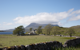 Het kerkje van Inchnadamph aan de oever van Loch Assynt en Quinag op de achtergrond en het monument