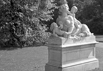 Sfinksi ya karne ya 18 BK katika bustani ya ikulu ya kifalme ya Sanssouci, Potsdam (Ujerumani)