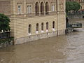 Pohled na přízemí Smetanova muzea z Karlova mostu – povodně 2013 (Juandev)