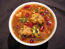 Тарелка иранского супа аш-э анар, приготовленного с гранатовым соком