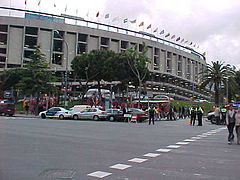 El lateral del camp vist des de fora.