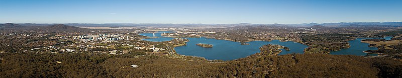Panorama over Canberra og Lake Burley Griffin med New South Wales fjernt i bagggrunden