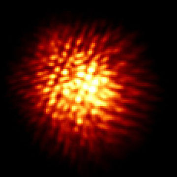 チリ ラ・シヤ天文台にある欧州南天天文台 (ESO) の新技術望遠鏡で撮像されたかじき座R星。