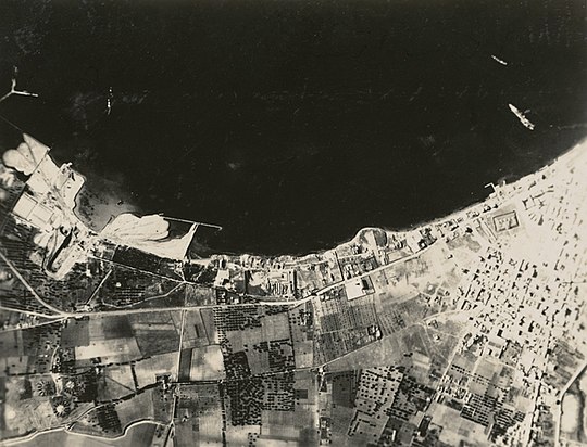 Không ảnh chụp lại thiết giáp hạm Duilio được ủi mắc cạn tại vùng nước nông sau cuộc không kích.