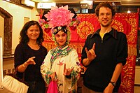 2009年拍摄的，身穿白色调旗装、佩戴大拉翅的京剧女演员。与《四郎探母》中，《坐宫》场次的铁镜公主装扮设定相同[2]:136。