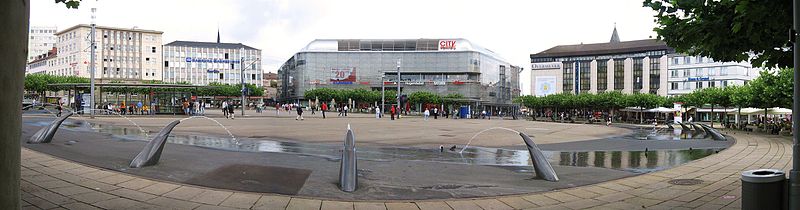 Der kreisrunde Königsplatz gehört zur Fußgängerzone in der Stadtmitte. In der Mitte der moderne Bau des Kaufhauses „City-Point".