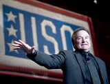 Robin Williams sur la scène du Gala de l'USO World 2008 à Washington, D.C.