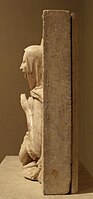 Vista lateral do meio-relevo: Madona e Menino, mármore de c. 1500/1510 por um escultor desconhecido do norte da Itália