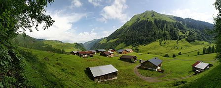Avstrijsko podeželje v pokrajini Schoppernau poleti
