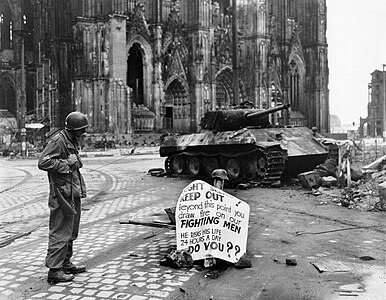 Köln Katedrali önünde imha edilmiş Panther tankı, 1945 (Kaynak: ABD Kara Kuvvetleri)