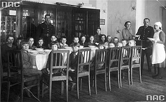 Кормление детей безработных под надзором полиции. 1937 г.