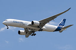 Airbus A350-900XWB laskeutumassa ensilennoltaan 14. kesäkuuta 2013