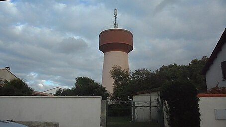 Un château d'eau à Arvert (Charente-Maritime), France.