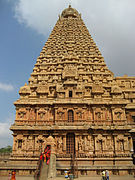 La gopuram (torre) de granito del templo Brihadeeswarar en Thanjavur, que fue completada en 1010 por el Raja Raja Chola I.[80]​