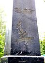 Suomalaisen Kirjallisuuden Seura pystytti 1886 haudalle muistomerkin, jossa on kanteleen kuva.