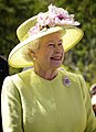 ملکه الیزابت دوم (زادهٔ ۲۱ آوریل ۱۹۲۶) ملکهٔ شانزده کشور مستقل به نام نواحی مشترک‌المنافع است
