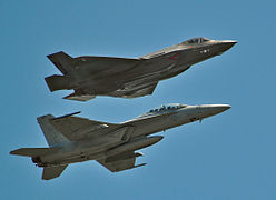 F-35C閃電II與F/A-18F超級大黃蜂艦載戰鬥機