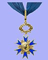 Cravate de commandeur de l'ordre national du Mérite.