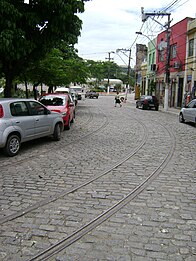 Rua de Niterói, ainda com trilhos de bonde em vários trechos