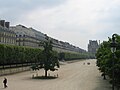 Giardini delle Tuileries con un'ala del Palais du Louvre