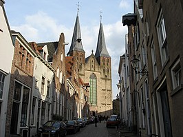 Sint-Nicolaas- of Bergkerk vanuit de Bergstraat