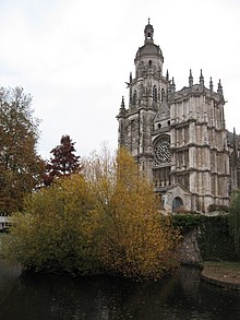 Katedralo de Évreux super la rivero Iton.