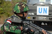 'Nu surdate de fanderie de ll'esercite Indonesiane ca partecipane a ll'Iniziative pe' l'operazione de mandenimènde d'a pace globbale de lle Naziune Aunìte
