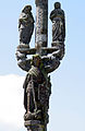 Le calvaire de Laz : statues de la Vierge, de saint Jean et, en bas, de saint Georges.