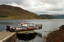 De Glenachulish tussen Glenelg op het Schotse vasteland and Kylerhea op het eiland Skye heeft een draaibaar rijdek, waardoor de voertuigen weer vooruit de pont kunnen verlaten.