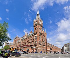 Stasiun St Pancras dilihat dari Jalan Euston