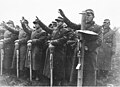 8. Des membres du Volkssturm équipés de Panzerfaust et de Panzerschreck en novembre 1944 en Prusse-Orientale.