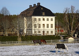 Huvudbyggnaden från söder