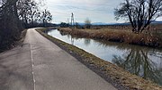 EV9 kot "Thermenradweg" vzdolž kanala Dunajsko Novo mesto blizu Baden v Spodnji Avstriji, Avstrija.