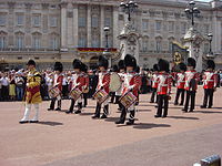 バッキンガム宮殿前を行進するグレナディアガーズドラム隊。