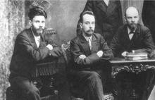 слева направо (сидят): В. В. Старков, Г. М. Кржижановский, В. И. Ульянов